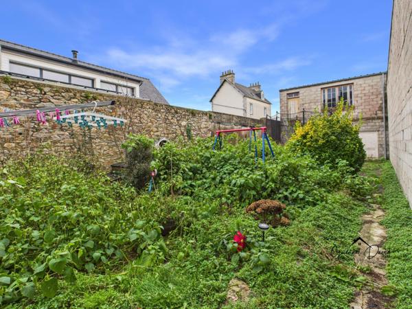Rare en centre-ville de Saint-Pol-de-Léon, maison à fort potentiel avec jardin et dépendance
