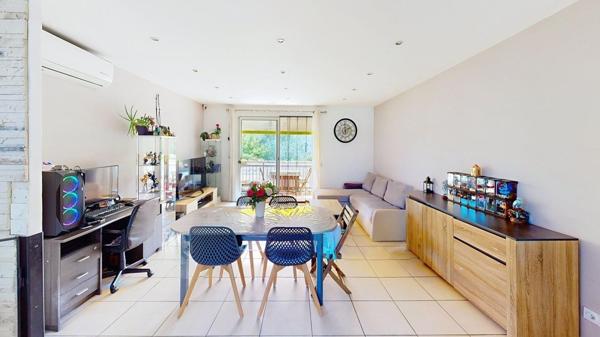 Appartement deux chambres, terrasse et garage