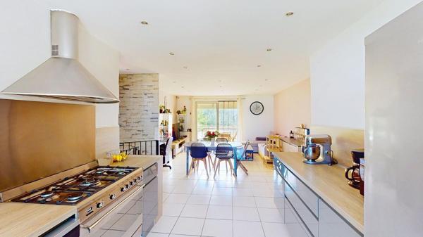 Appartement deux chambres, terrasse et garage