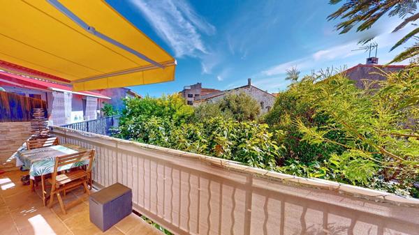 Appartement deux chambres, terrasse et garage