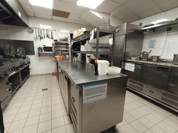 MURS ET FONDS DE COMMERCE EMPLACEMENT EXCEPTIONNEL COEUR DE VILLE VAUREAL