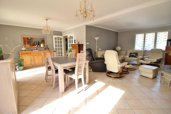 Maison familiale 4 chambres avec confort de vie plain-pied ! 545 000 € **  - Référence  26-3898