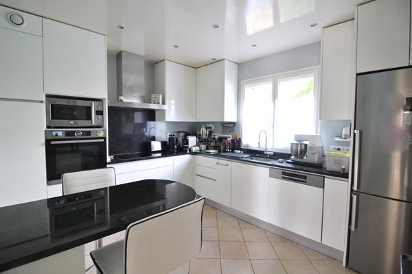 Maison familiale 4 chambres avec confort de vie plain-pied ! 545 000 € **  - Référence  26-3898