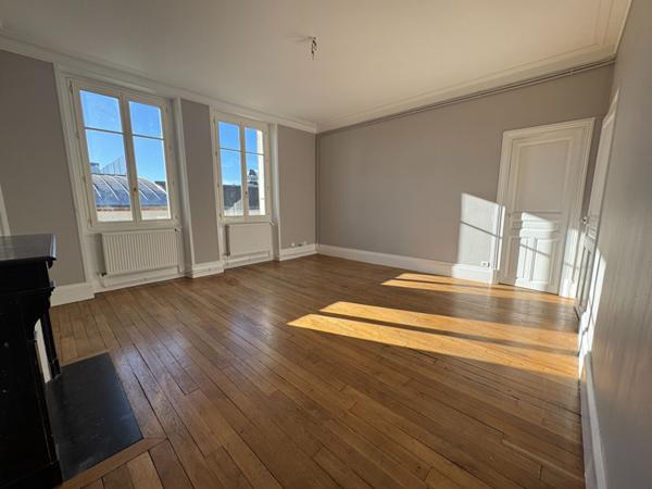 T3 rénové - Hyper-centre d'Orléans - Immeuble bourgeois