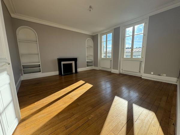 T3 rénové - Hyper-centre d'Orléans - Immeuble bourgeois