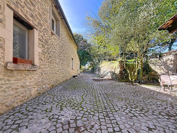 CORPS DE FERME DE 3 HABITATIONS INDEPENDANTES DANS UN ENVIRONNEMENT CALME