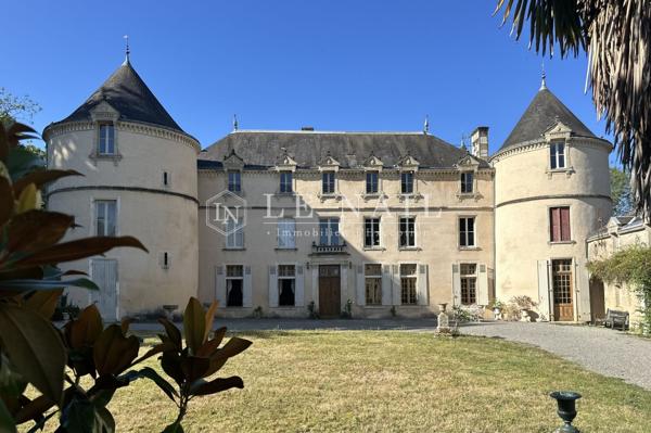 En Vendée, beau château du XVème et du XIXème siècle dans un parc de 10 hectares