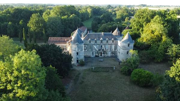 En Vendée, beau château du XVème et du XIXème siècle dans un parc de 10 hectares