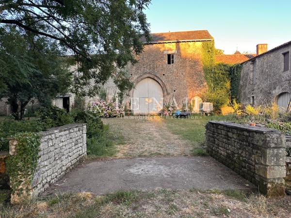 En Vendée, beau château du XVème et du XIXème siècle dans un parc de 10 hectares