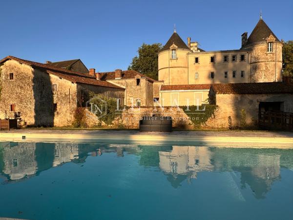 En Vendée, beau château du XVème et du XIXème siècle dans un parc de 10 hectares