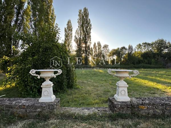 En Vendée, beau château du XVème et du XIXème siècle dans un parc de 10 hectares