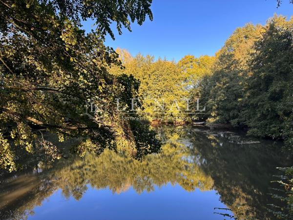 En Vendée, beau château du XVème et du XIXème siècle dans un parc de 10 hectares