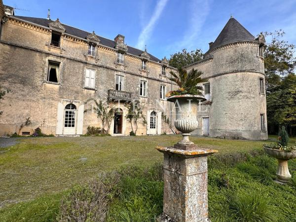 En Vendée, beau château du XVème et du XIXème siècle dans un parc de 10 hectares
