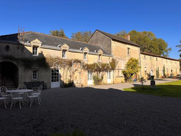 En Vendée, beau château du XVème et du XIXème siècle dans un parc de 10 hectares