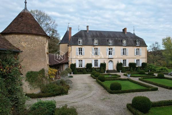 Très joli château du XVIIIe siècle en Nivernais