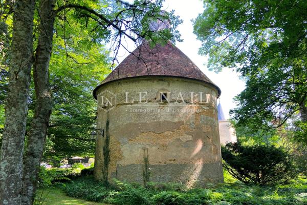 Très joli château du XVIIIe siècle en Nivernais