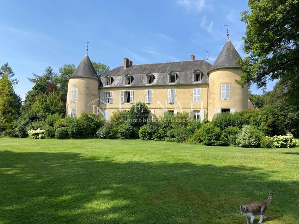 Très joli château du XVIIIe siècle en Nivernais