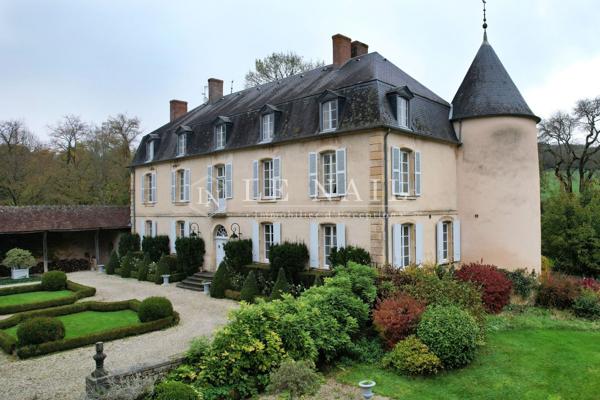Très joli château du XVIIIe siècle en Nivernais