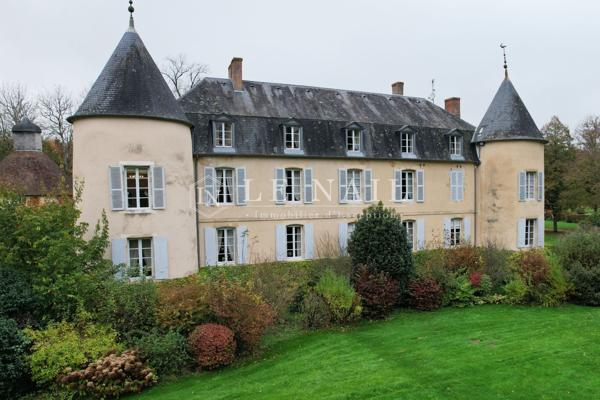 Très joli château du XVIIIe siècle en Nivernais