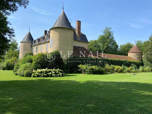 Très joli château du XVIIIe siècle en Nivernais