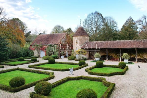 Très joli château du XVIIIe siècle en Nivernais