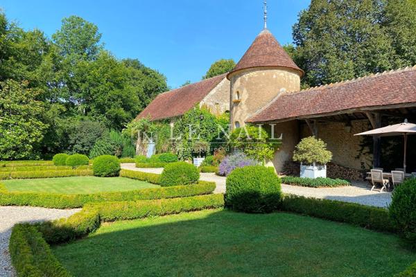 Très joli château du XVIIIe siècle en Nivernais