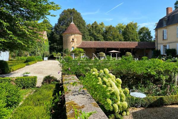 Très joli château du XVIIIe siècle en Nivernais