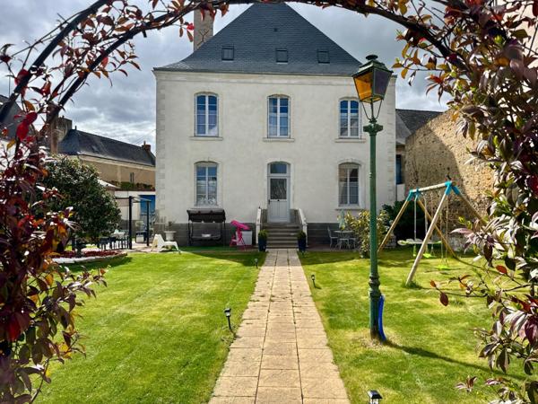 Craon – Maison de Maître rénovée – 265 m² – Jardin – Dépendances