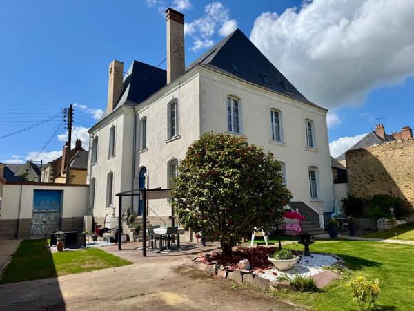 Craon – Maison de Maître rénovée – 265 m² – Jardin – Dépendances
