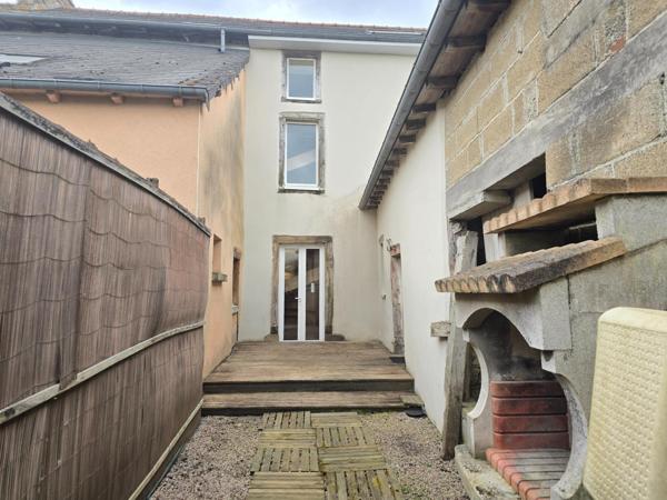 MAISON DE BOURG d'environ 101 m² à IRODOUER