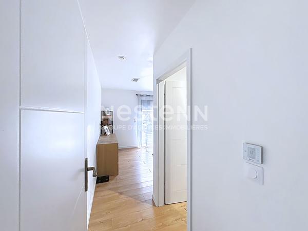 Belle maison contemporaine 6 pièces de 148 m2 avec piscine, terrain de volley, salle de sport, dépendance et grand garage sur terrain de 2300 m² Tourouzelle 11200