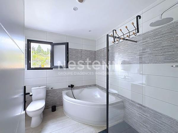 Belle maison contemporaine 6 pièces de 148 m2 avec piscine, terrain de volley, salle de sport, dépendance et grand garage sur terrain de 2300 m² Tourouzelle 11200