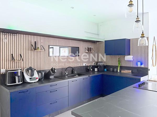 Belle maison contemporaine 6 pièces de 148 m2 avec piscine, terrain de volley, salle de sport, dépendance et grand garage sur terrain de 2300 m² Tourouzelle 11200