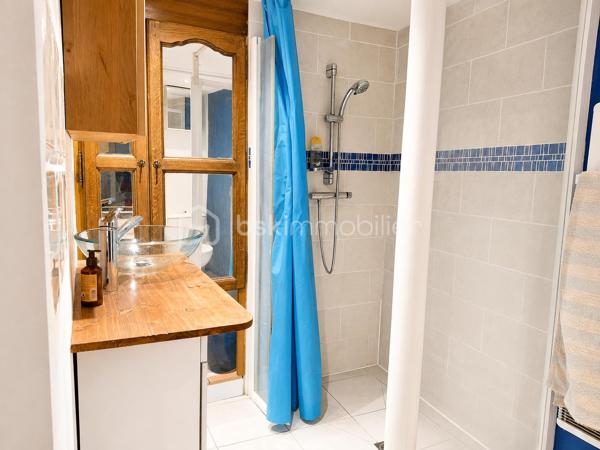 🏡✨ SAINT-CHAMAS – Quartier du Port ✨🏡
Idéalement située à deux pas de toutes les commodités (commerces, écoles, services), venez découvrir cette maison de village pleine de potentiel.

🔨 Maison de village à rénover partiellement
R+2 d’environ 203 m² au total (≈ 70 m² par niveau) avec deux entrées indépendantes offrant de multiples possibilités.

🚪 Rez-de-chaussée :

Local commercial 🏪 (idéal activité pro ou revenu locatif)
Garage 🚗
1 chambre 🛏️
1 salle d’eau + WC 🚿

🏠 1er étage – espace habitation :

Cuisine / salle à manger conviviale 🍽️
1 chambre (possibilité 2) 🛏️🛏️
Salle de bains + WC 🚿

🌞 2ème étage – coup de cœur :

Belle pièce de vie de 32 m² à rénover selon vos envies et donnant sur une terrasse (la première photo est une projection)☀️
Petit espace cuisine 🍳
2 chambres 🛏️🛏️
Salle d’eau + WC 🚿

✨ Les + du bien :

Habitable en l’état 👍
Fort potentiel après rénovation 🔧
Idéal grande famille 👨‍👩‍👧‍👦
Possibilité activité professionnelle en RDC 💼
Stationnements multiples à proximité + garage 🚗🚗

💡 Un bien rare offrant volume, modularité et potentiel, à personnaliser selon vos envies !

📍 À visiter sans tarder !