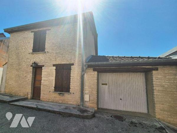 Maison pleine de charme en Pierres avec terrain à l'arrière. Elle est composée en rez-de-chauss...