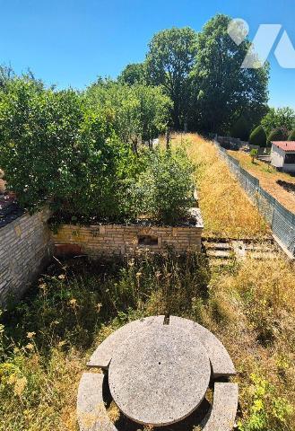 Maison pleine de charme en Pierres avec terrain à l'arrière. Elle est composée en rez-de-chauss...