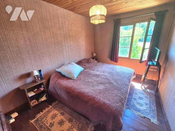 Maison pleine de charme en Pierres avec terrain à l'arrière. Elle est composée en rez-de-chauss...