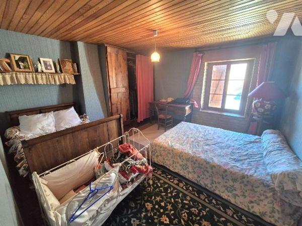 Maison pleine de charme en Pierres avec terrain à l'arrière. Elle est composée en rez-de-chauss...