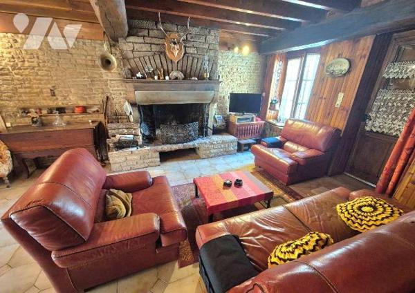 Maison pleine de charme en Pierres avec terrain à l'arrière. Elle est composée en rez-de-chauss...