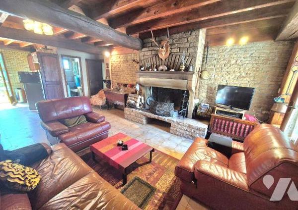 Maison pleine de charme en Pierres avec terrain à l'arrière. Elle est composée en rez-de-chauss...