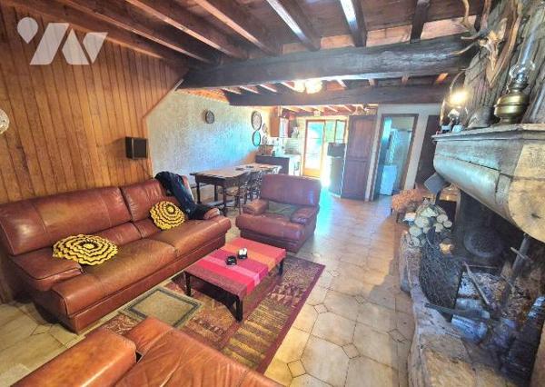 Maison pleine de charme en Pierres avec terrain à l'arrière. Elle est composée en rez-de-chauss...