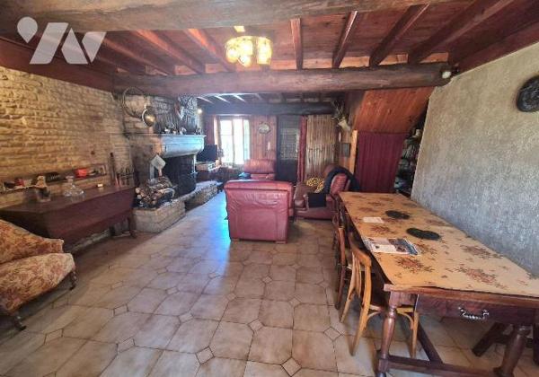 Maison pleine de charme en Pierres avec terrain à l'arrière. Elle est composée en rez-de-chauss...