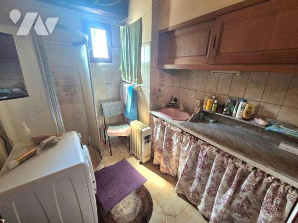 Maison pleine de charme en Pierres avec terrain à l'arrière. Elle est composée en rez-de-chauss...