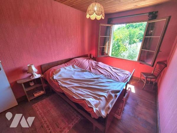 Maison pleine de charme en Pierres avec terrain à l'arrière. Elle est composée en rez-de-chauss...