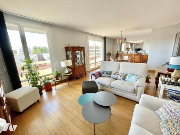 appartement 4 pièces avec balcons et garage.