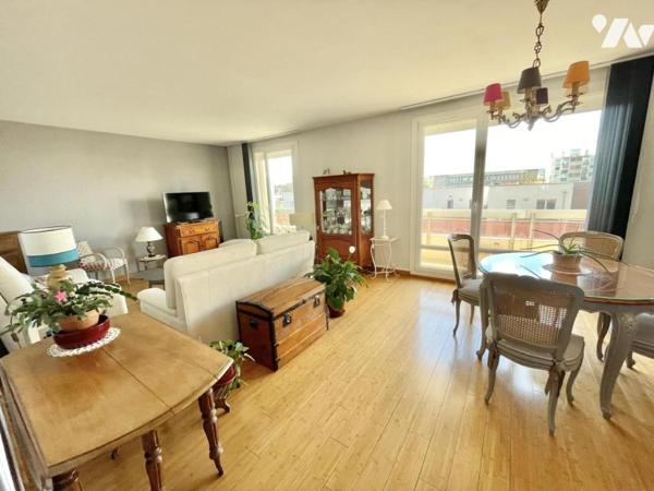 appartement 4 pièces avec balcons et garage.