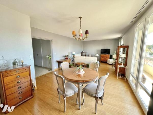 appartement 4 pièces avec balcons et garage.