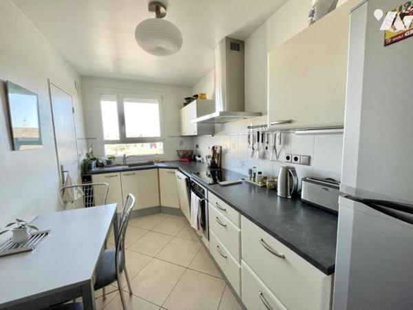 appartement 4 pièces avec balcons et garage.