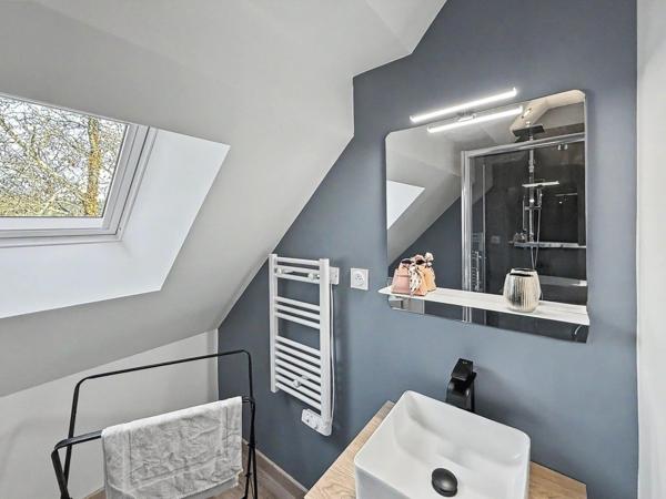 Maison familiale de 149 m² avec dépendance, piscine et grand terrain – Changé