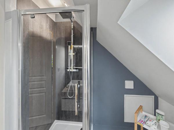 Maison familiale de 149 m² avec dépendance, piscine et grand terrain – Changé